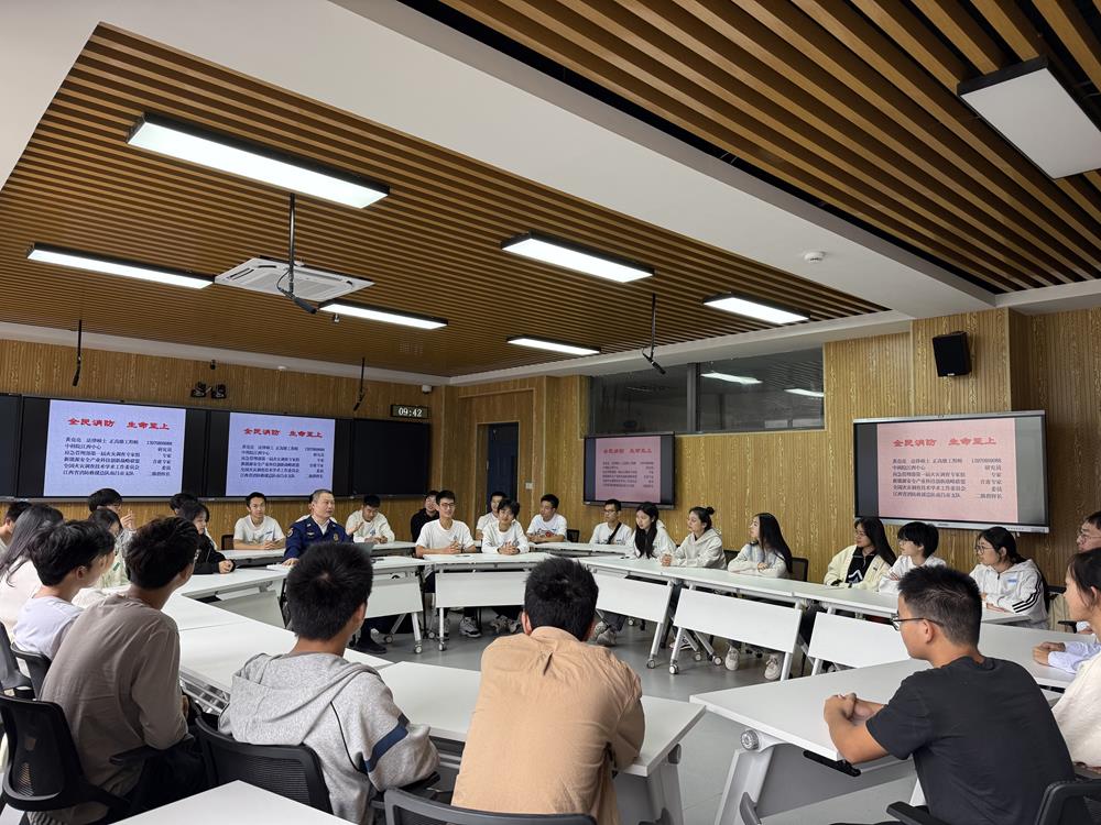 我校举办“消防知识你问我答”圆桌座谈(1).jpg