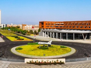 学校前湖校区正门航拍图