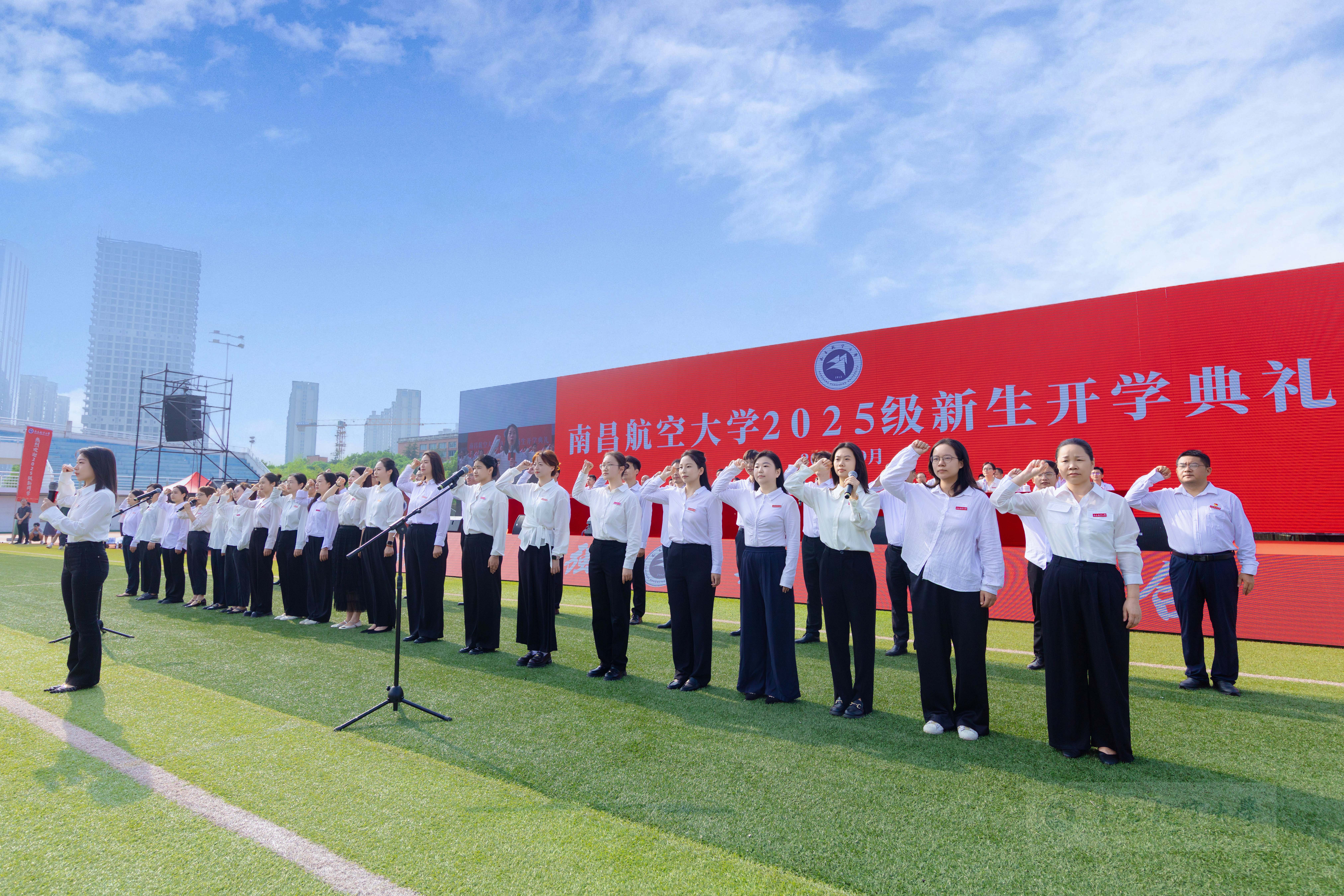 2025年度全省“最美高校辅导员”提名获得者，仪器科学与光电工程学院辅导员程璐老师带领全体新生辅导员宣誓